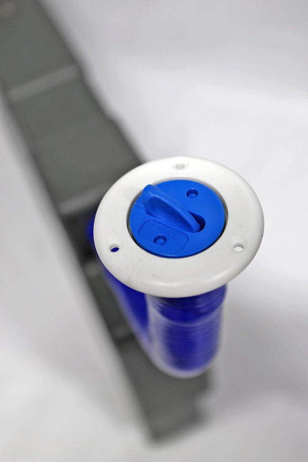Flacher Wassertank 45L (LLDPE) Grau mit Füllkappe (hinter Rückbank)