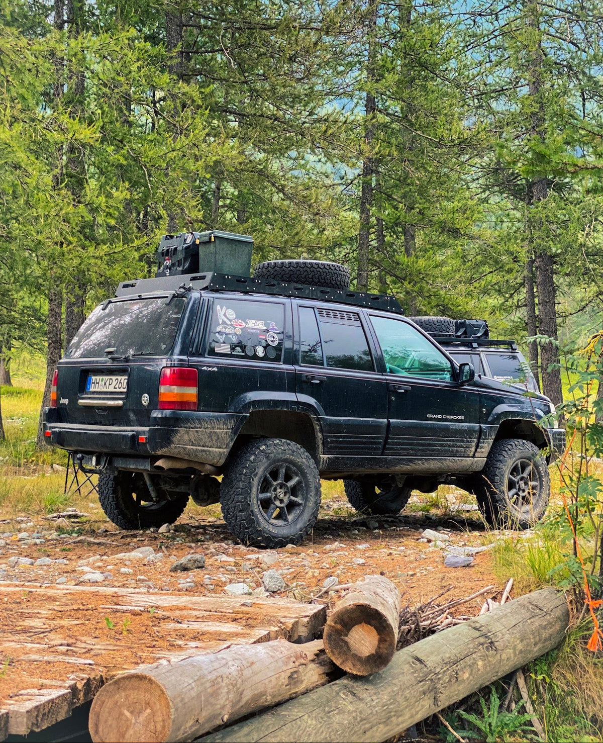 Overlanding Gear Zubehör an einem Fahrzeug im Einsatz